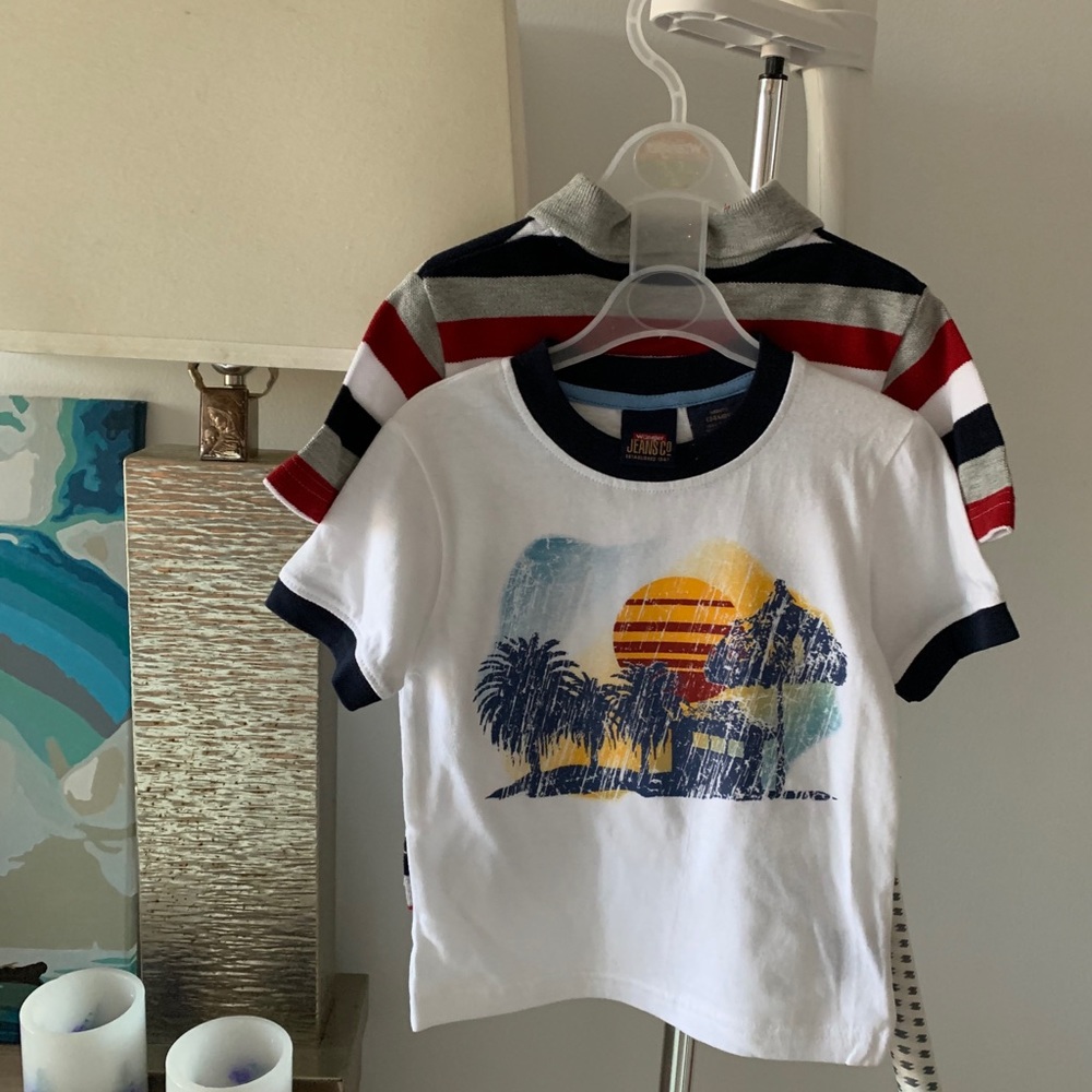 T-shirt set.